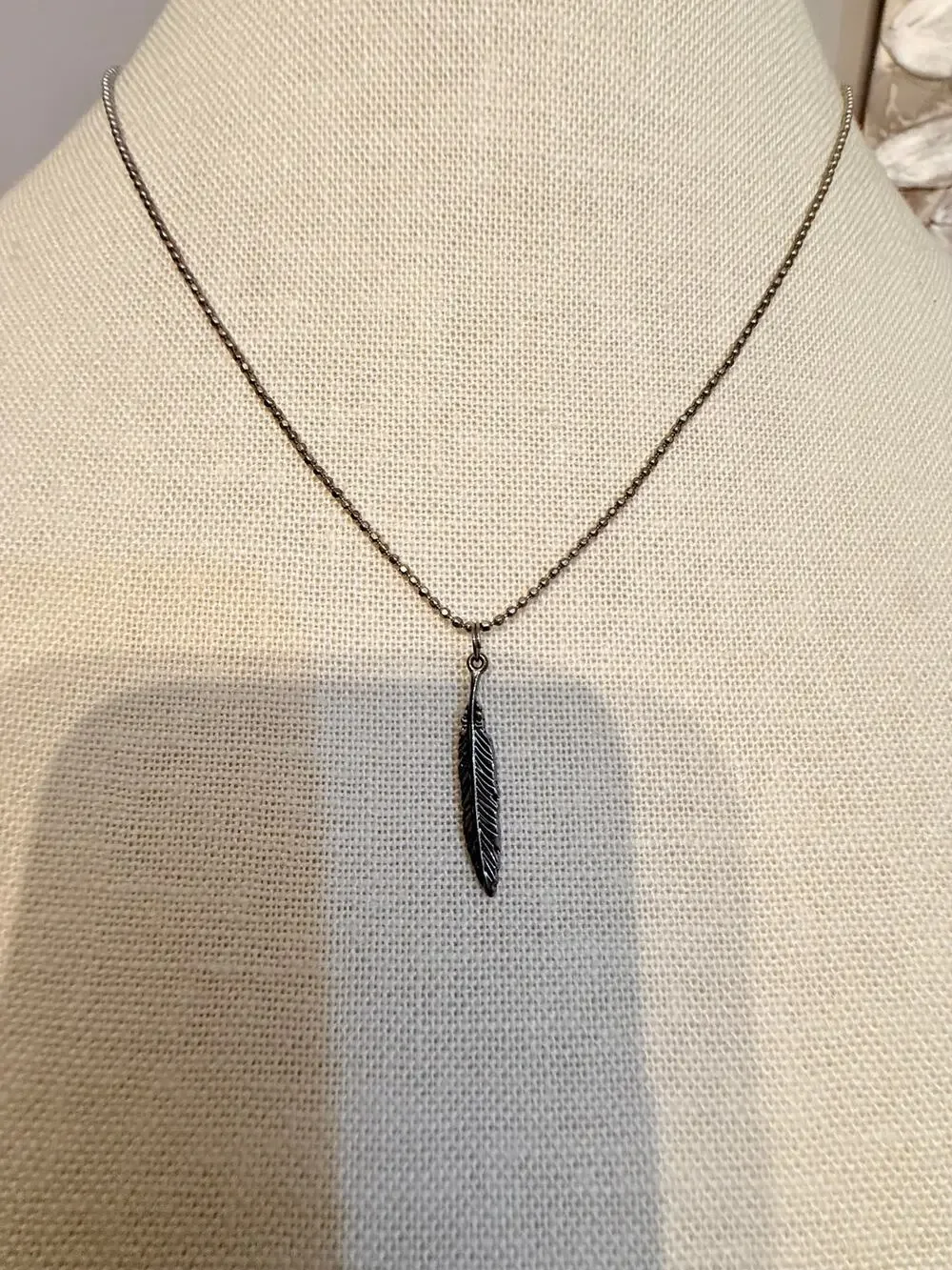 Vintage Silver Tone Feather Pendant Necklace 18”